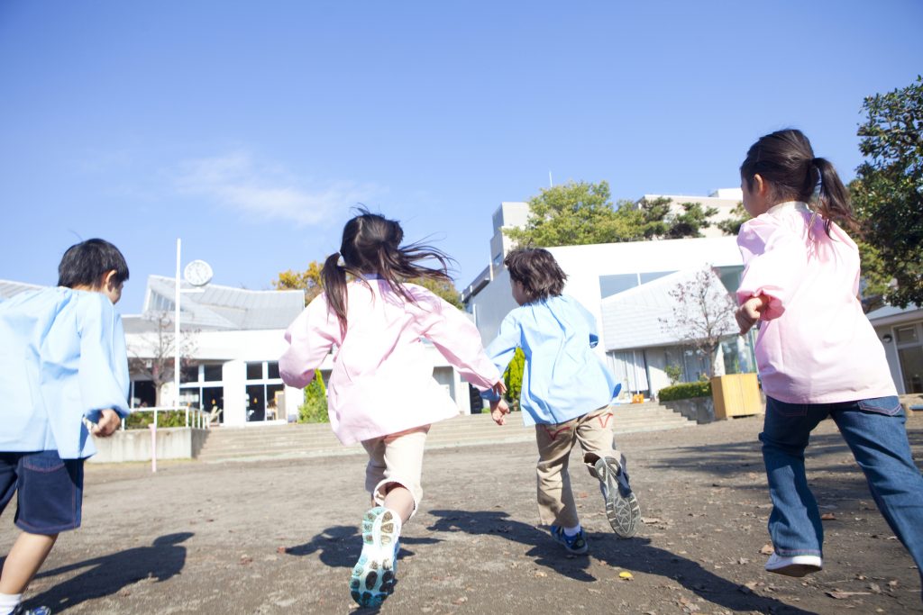 幼稚園の費用は年間平均いくらかかる？公立と私立幼稚園の比較や無償化制度も解説