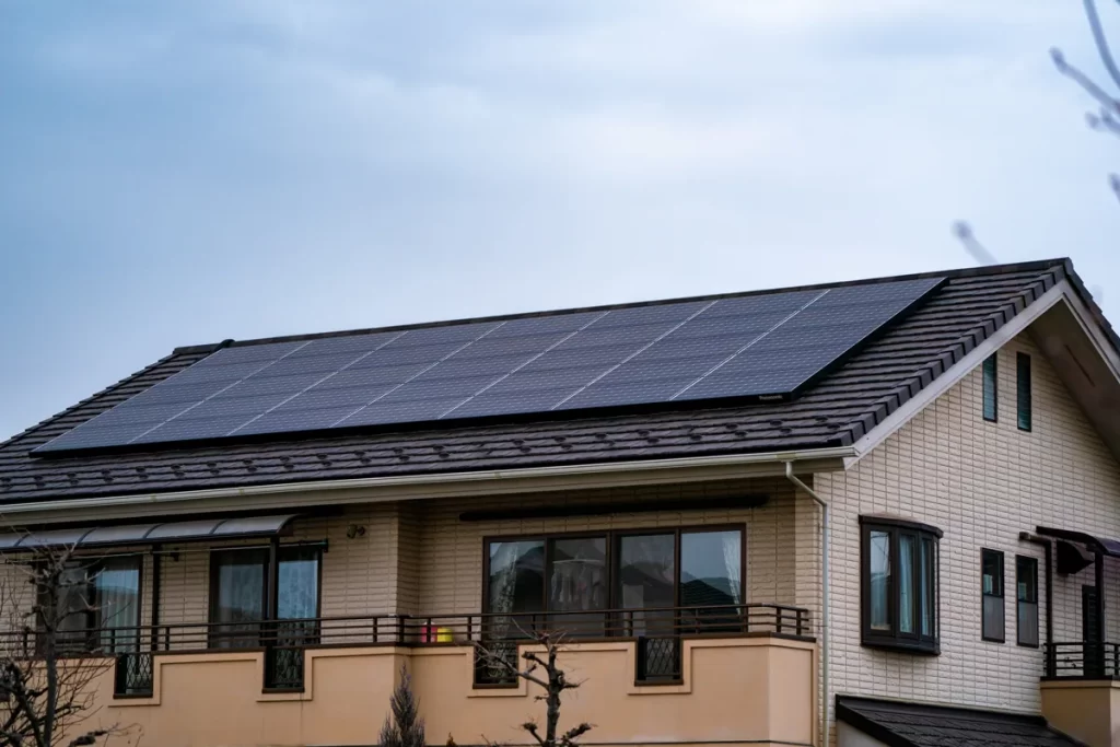 住宅用太陽光発電の設置費用はいくら？4kW・5kWの目安と2026年の売電価格