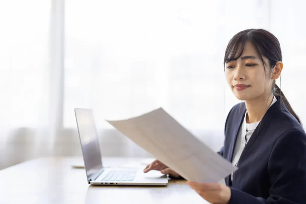 【2026年版】据置期間が終わると返済はいくら増える？元金返済が始まる前の確認と相談の時期