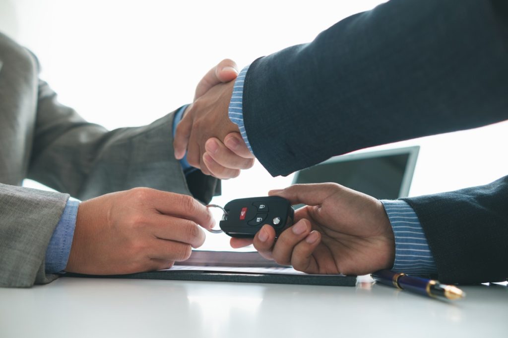ローン返済中の車を下取りに出すときの清算方法｜残高・査定額・差額・所有者を分けて確認する