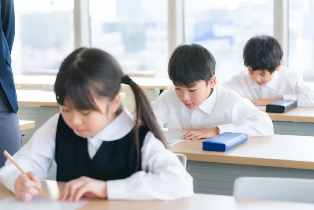 【東京都】私立中学校等授業料軽減助成金（2026年度）｜年12万円・10月15日締切と12月下旬振込までの立替